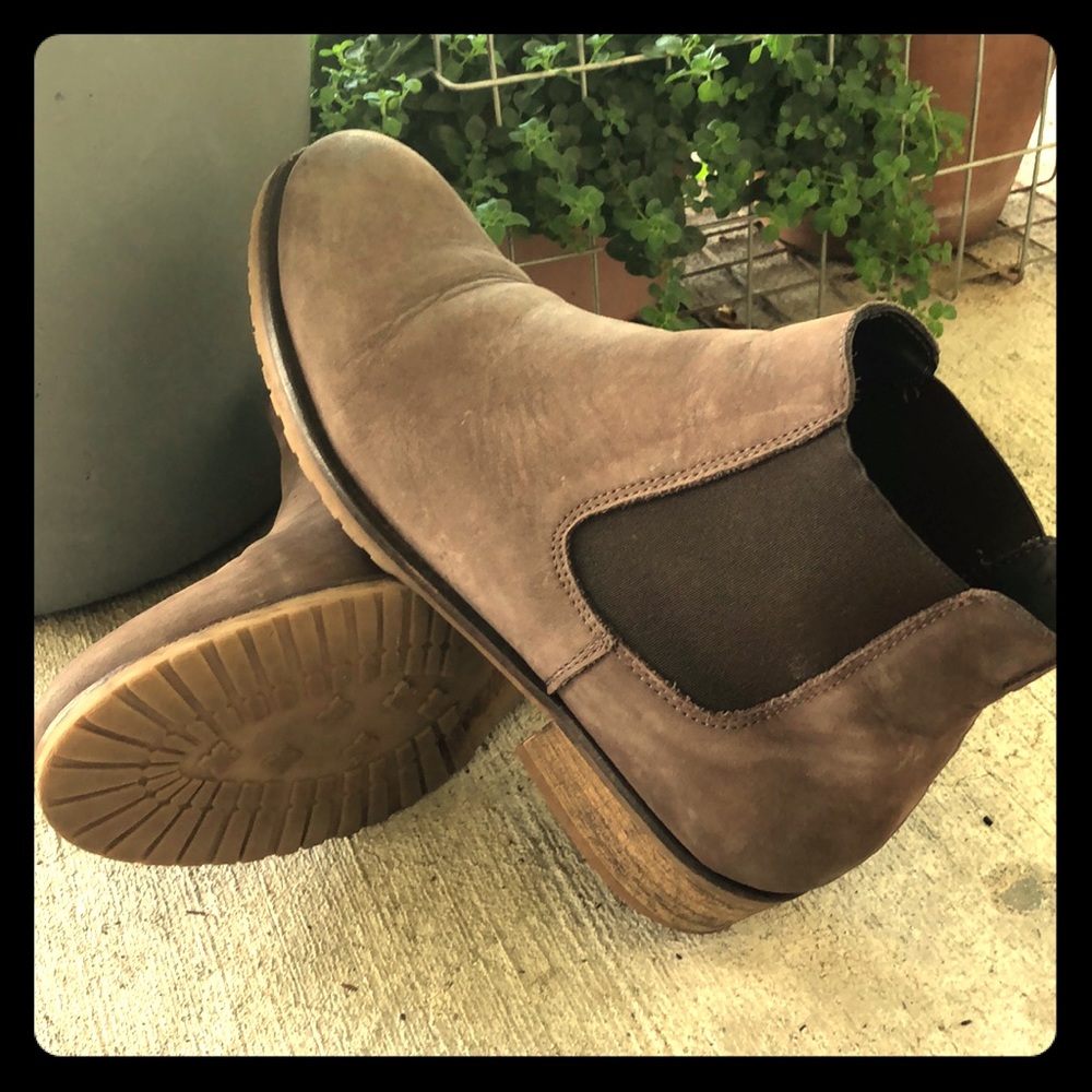Brown leather Chelsea boot